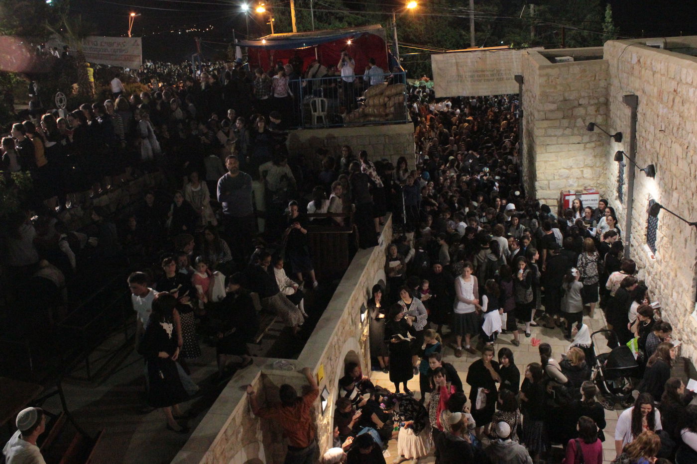 אוֹר מֻפְלֶא אוֹר הַיְקוֹד הֵם יוֹקְדִים: תיעוד ענק ממירון