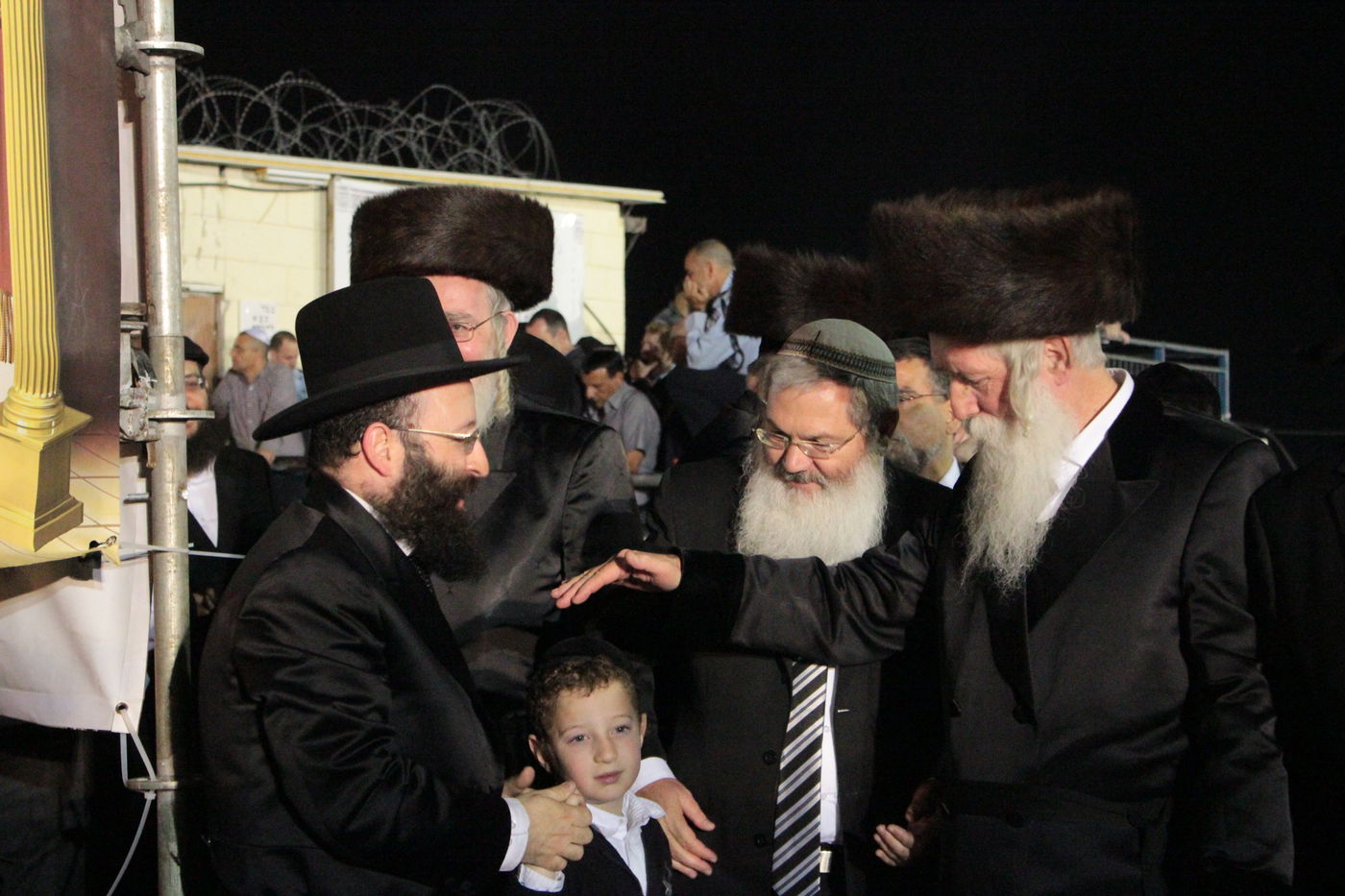 אוֹר מֻפְלֶא אוֹר הַיְקוֹד הֵם יוֹקְדִים: תיעוד ענק ממירון