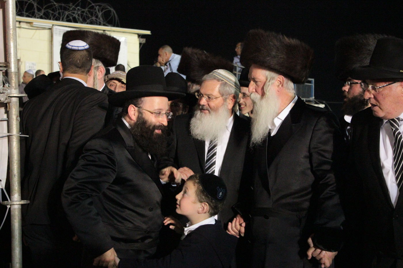 אוֹר מֻפְלֶא אוֹר הַיְקוֹד הֵם יוֹקְדִים: תיעוד ענק ממירון