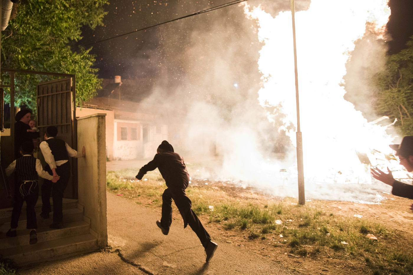 חגיגות ל"ג בעומר בשכונת מאה שערים בירושלים • צפו