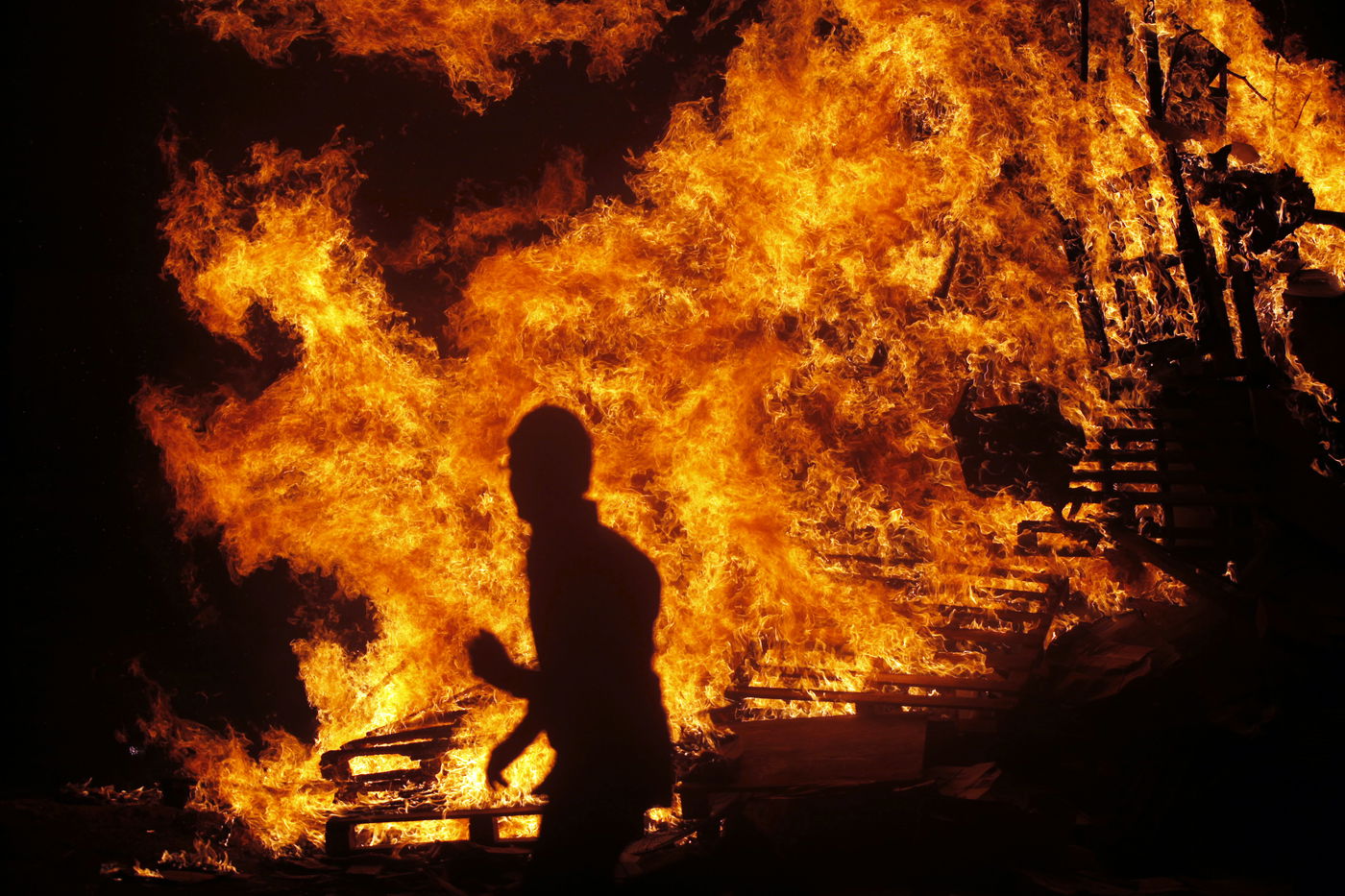 חגיגות ל"ג בעומר בשכונת מאה שערים בירושלים • צפו