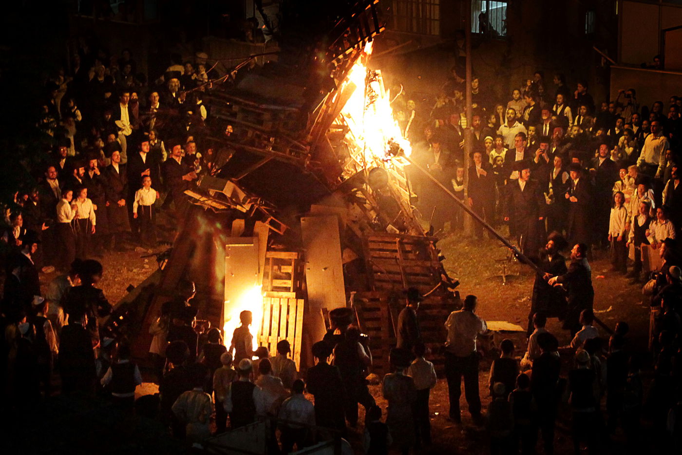 חגיגות ל"ג בעומר בשכונת מאה שערים בירושלים • צפו