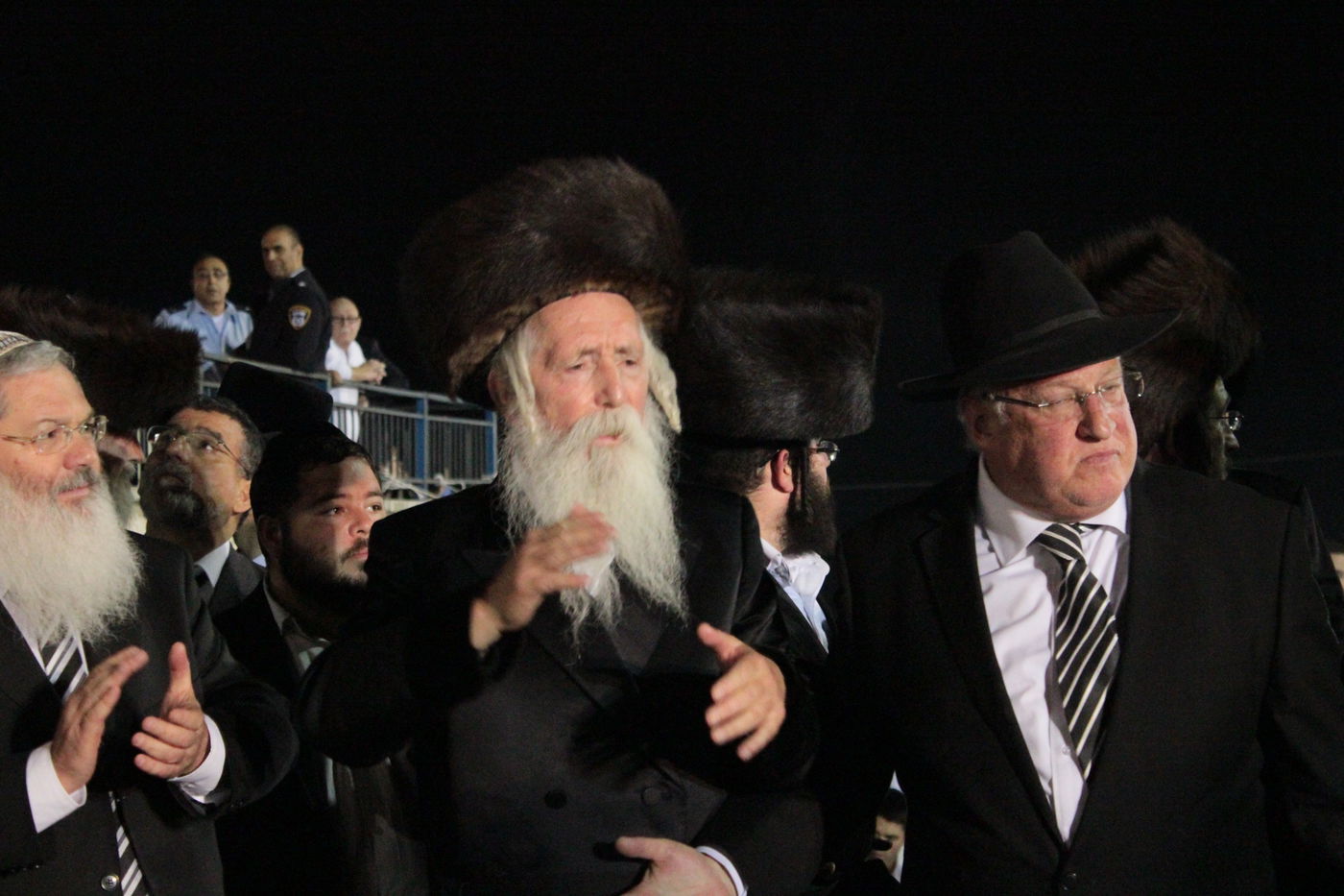 אוֹר מֻפְלֶא אוֹר הַיְקוֹד הֵם יוֹקְדִים: תיעוד ענק ממירון