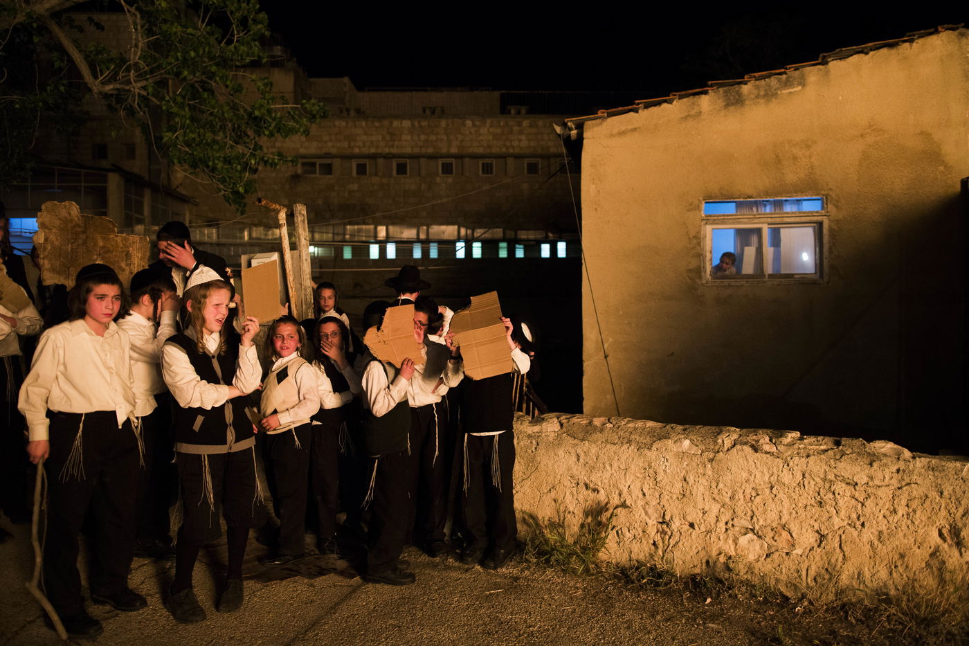 חגיגות ל"ג בעומר בשכונת מאה שערים בירושלים • צפו
