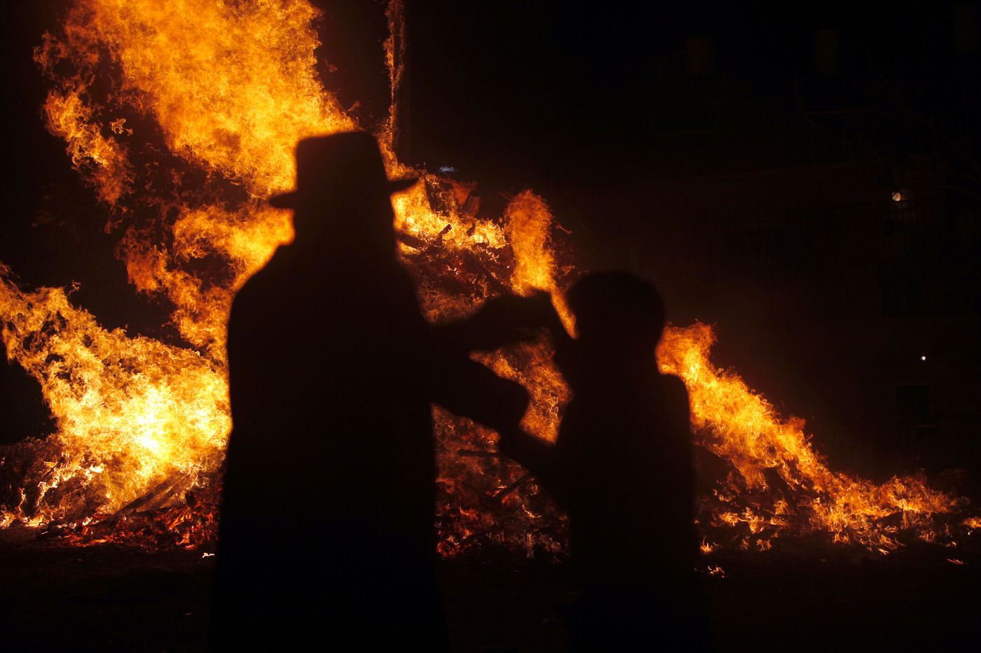 חגיגות ל"ג בעומר בשכונת מאה שערים בירושלים • צפו
