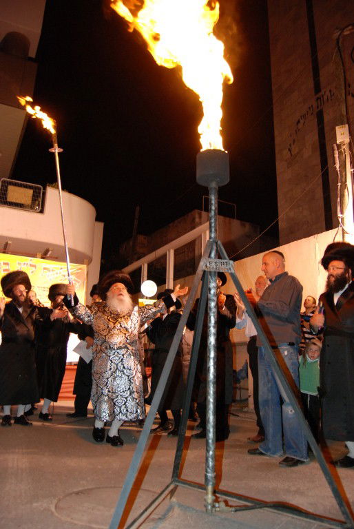 האדמו"ר ממישקולץ מדליק את המדורה