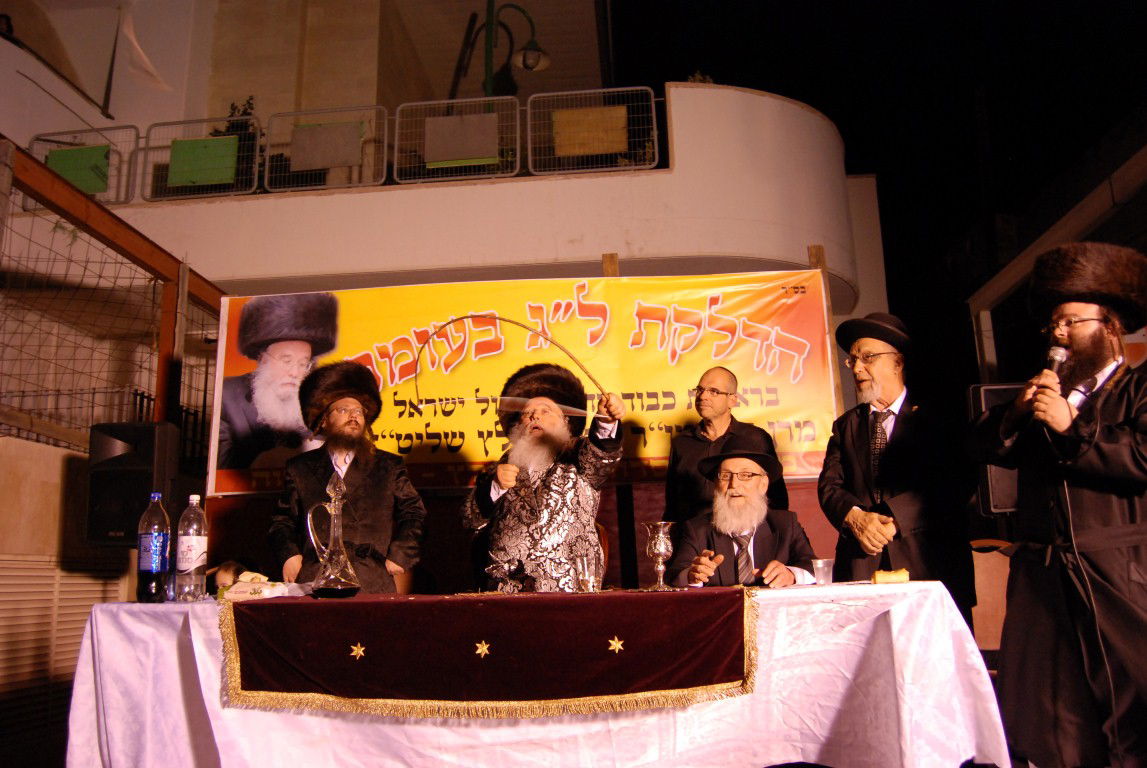 פתח תקווה: הדלקת ל"ג בעומר אצל האדמו"ר ממישקולץ