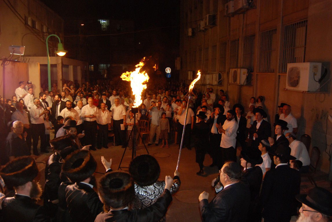 פתח תקווה: הדלקת ל"ג בעומר אצל האדמו"ר ממישקולץ