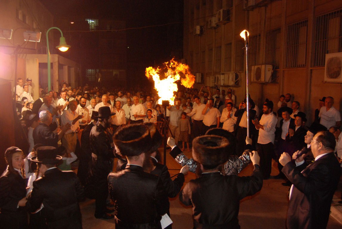פתח תקווה: הדלקת ל"ג בעומר אצל האדמו"ר ממישקולץ