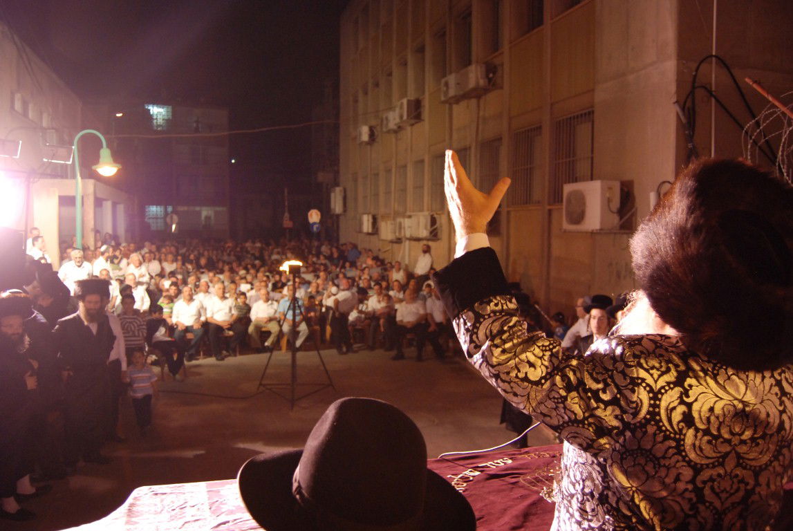 פתח תקווה: הדלקת ל"ג בעומר אצל האדמו"ר ממישקולץ