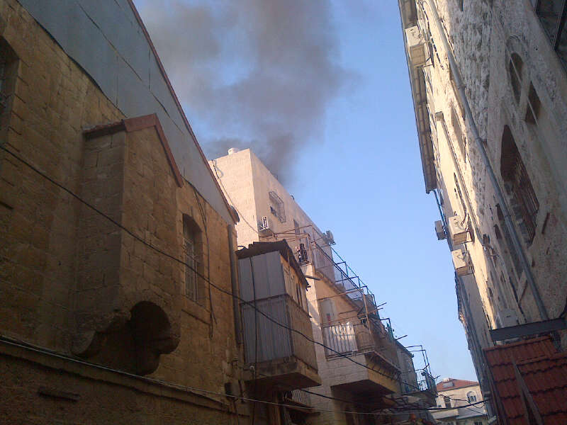 שריפה במאה שערים: פצוע קל כתוצאה משאיפת עשן