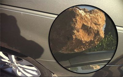 רכבו של חנניה, בקטן: הסלע שהושלך לעברו