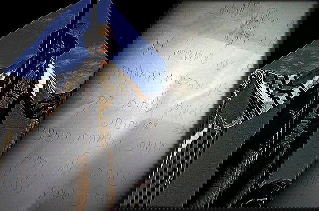 חייל חרדי לצד מכתב האיום