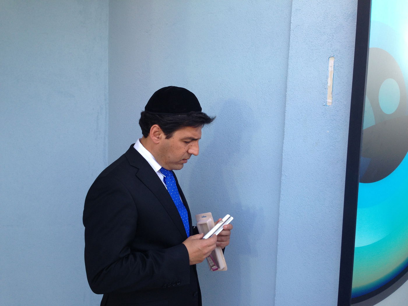 צפו: רב הסלבס קובע מזוזה בבית האח הגדול 5