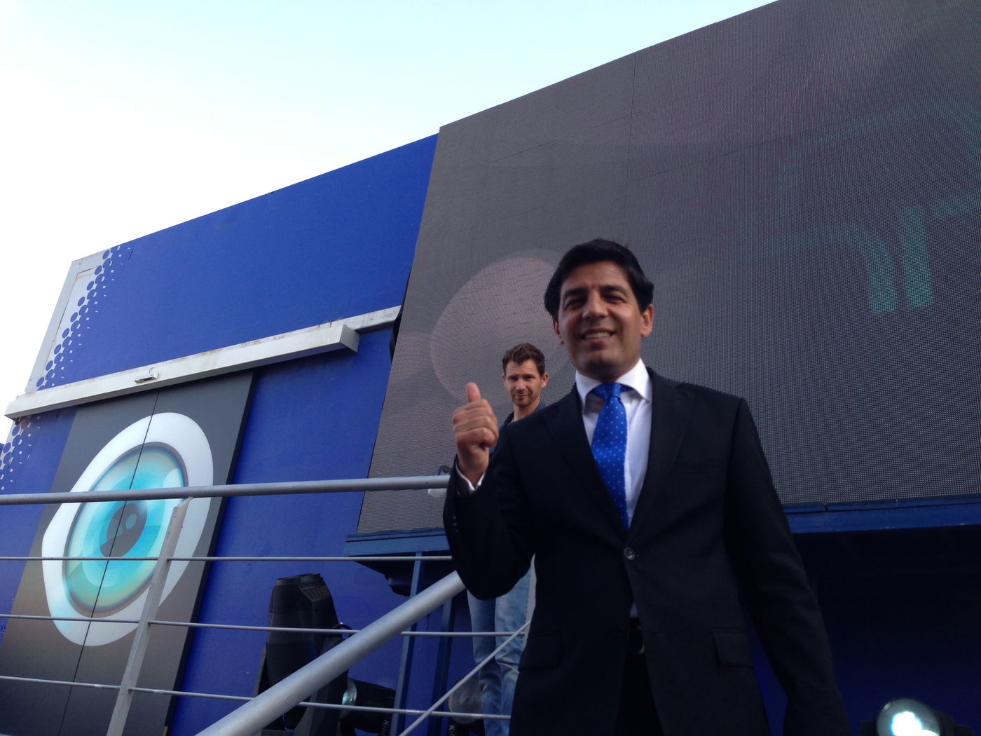 צפו: רב הסלבס קובע מזוזה בבית האח הגדול 5