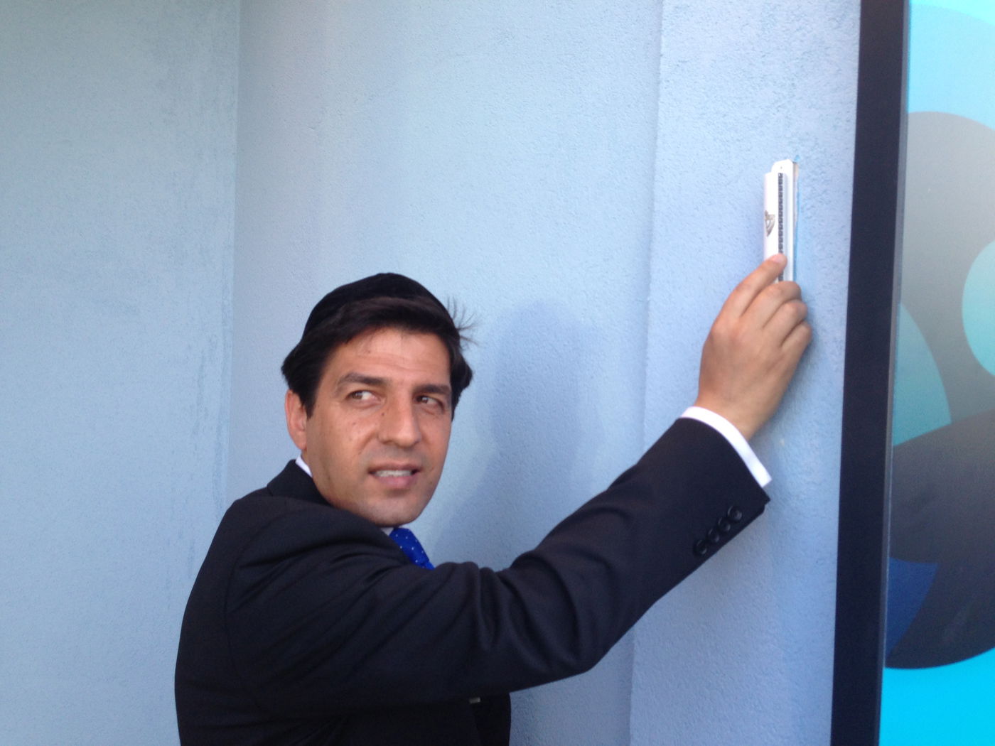 צפו: רב הסלבס קובע מזוזה בבית האח הגדול 5