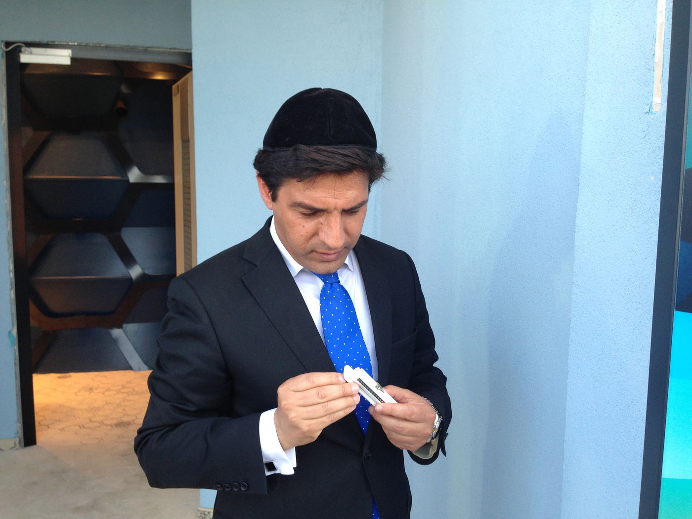 צפו: רב הסלבס קובע מזוזה בבית האח הגדול 5