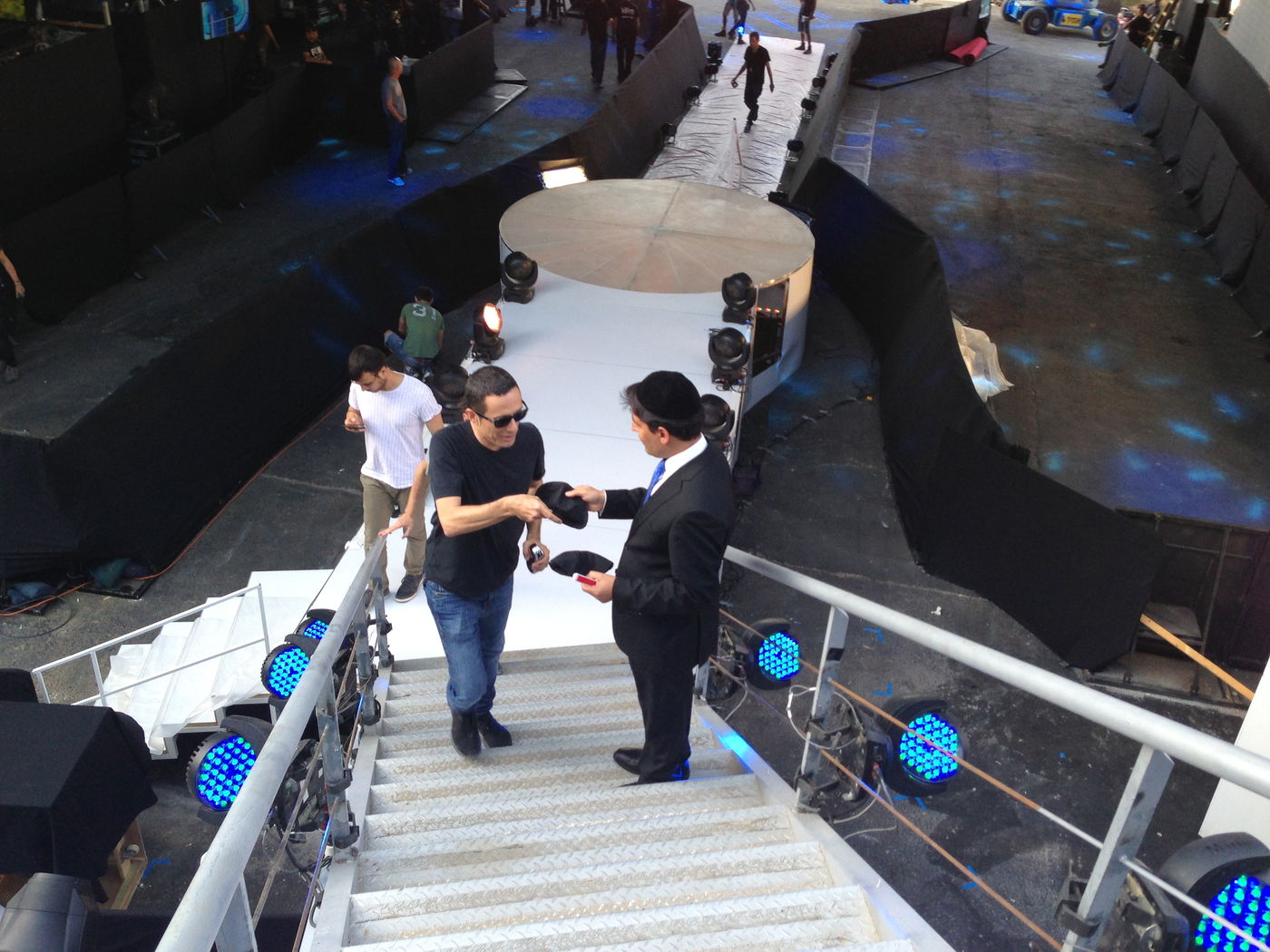 צפו: רב הסלבס קובע מזוזה בבית האח הגדול 5