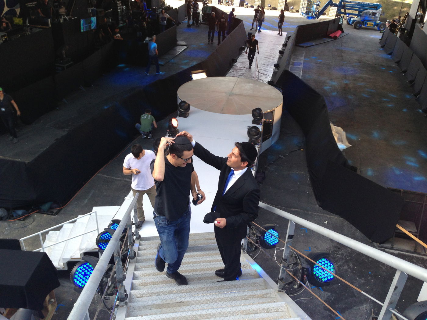 צפו: רב הסלבס קובע מזוזה בבית האח הגדול 5