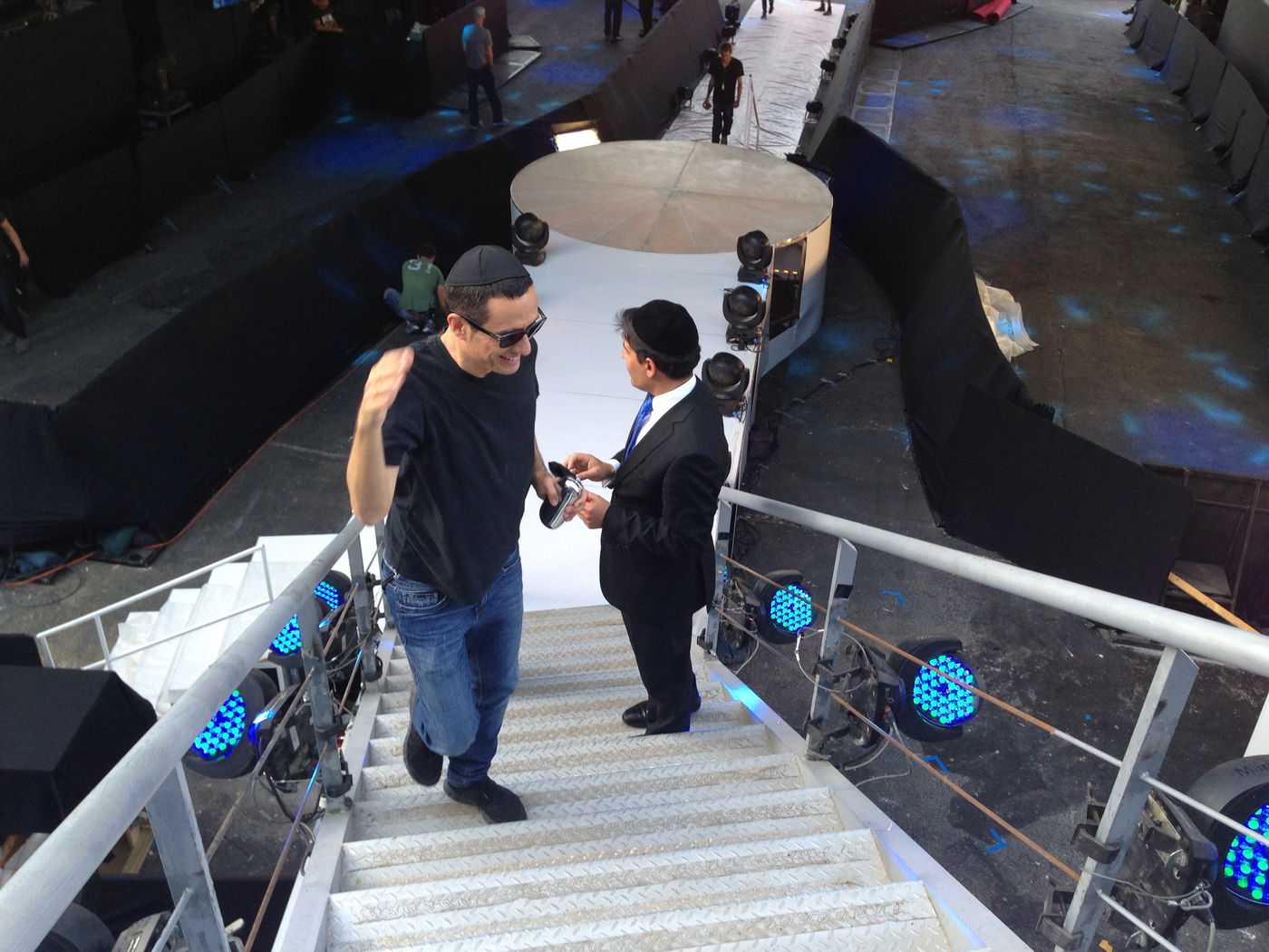 צפו: רב הסלבס קובע מזוזה בבית האח הגדול 5