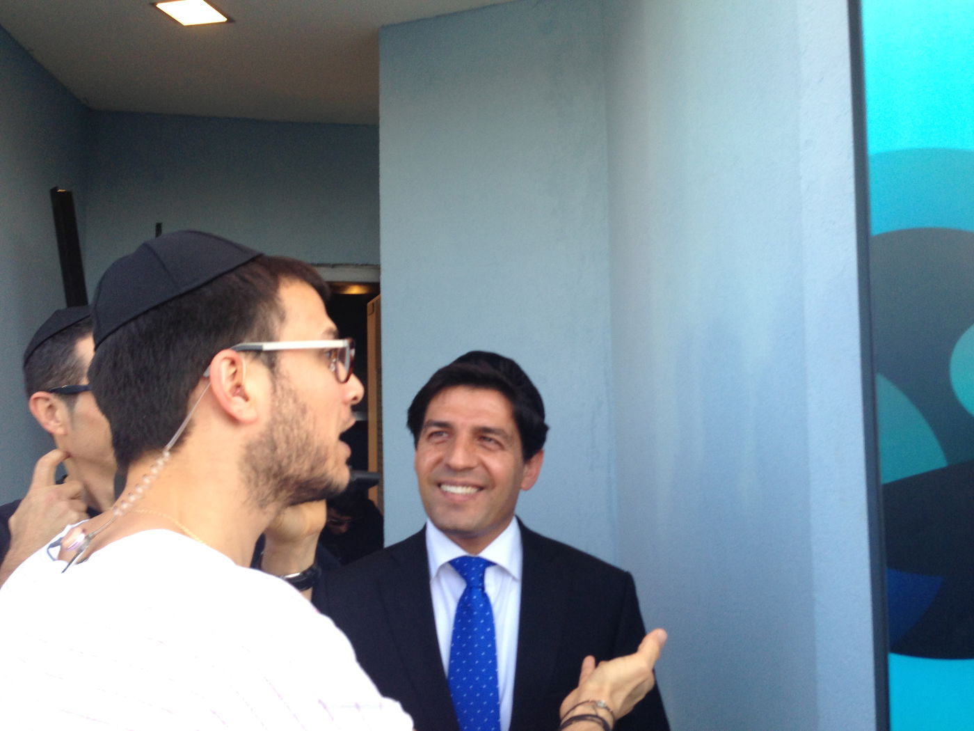 צפו: רב הסלבס קובע מזוזה בבית האח הגדול 5