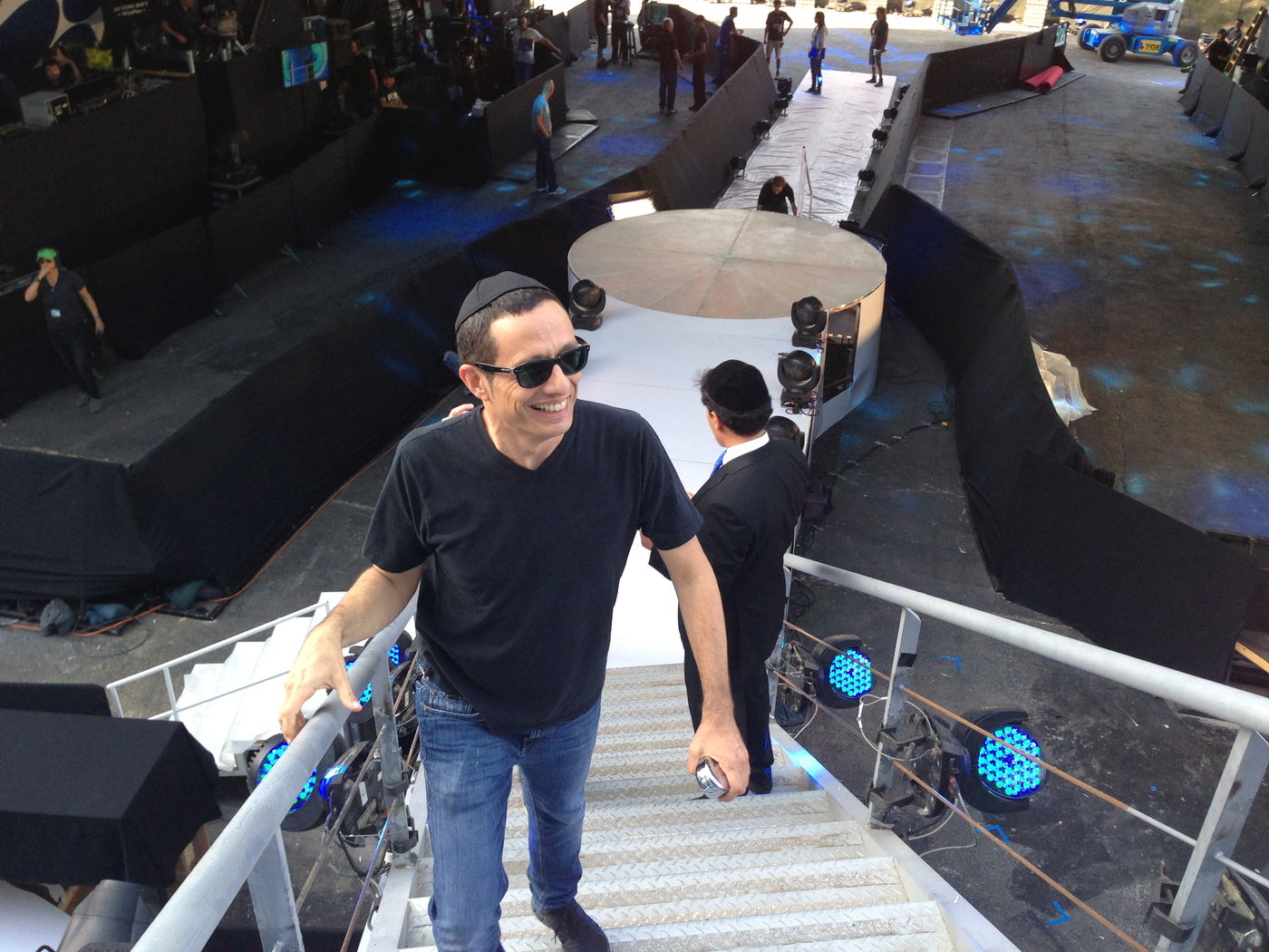 צפו: רב הסלבס קובע מזוזה בבית האח הגדול 5