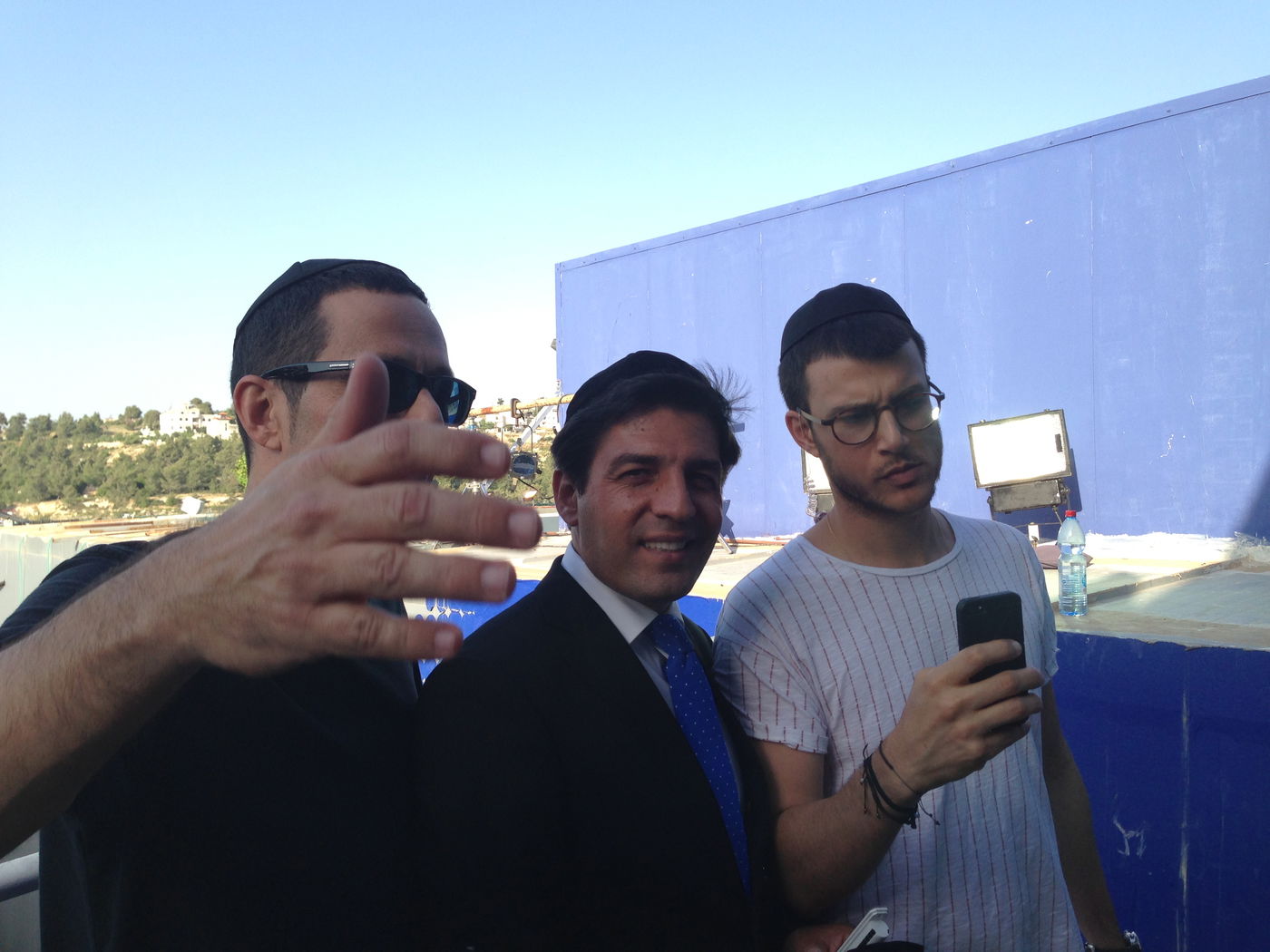 צפו: רב הסלבס קובע מזוזה בבית האח הגדול 5