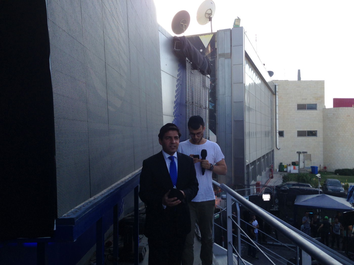 צפו: רב הסלבס קובע מזוזה בבית האח הגדול 5