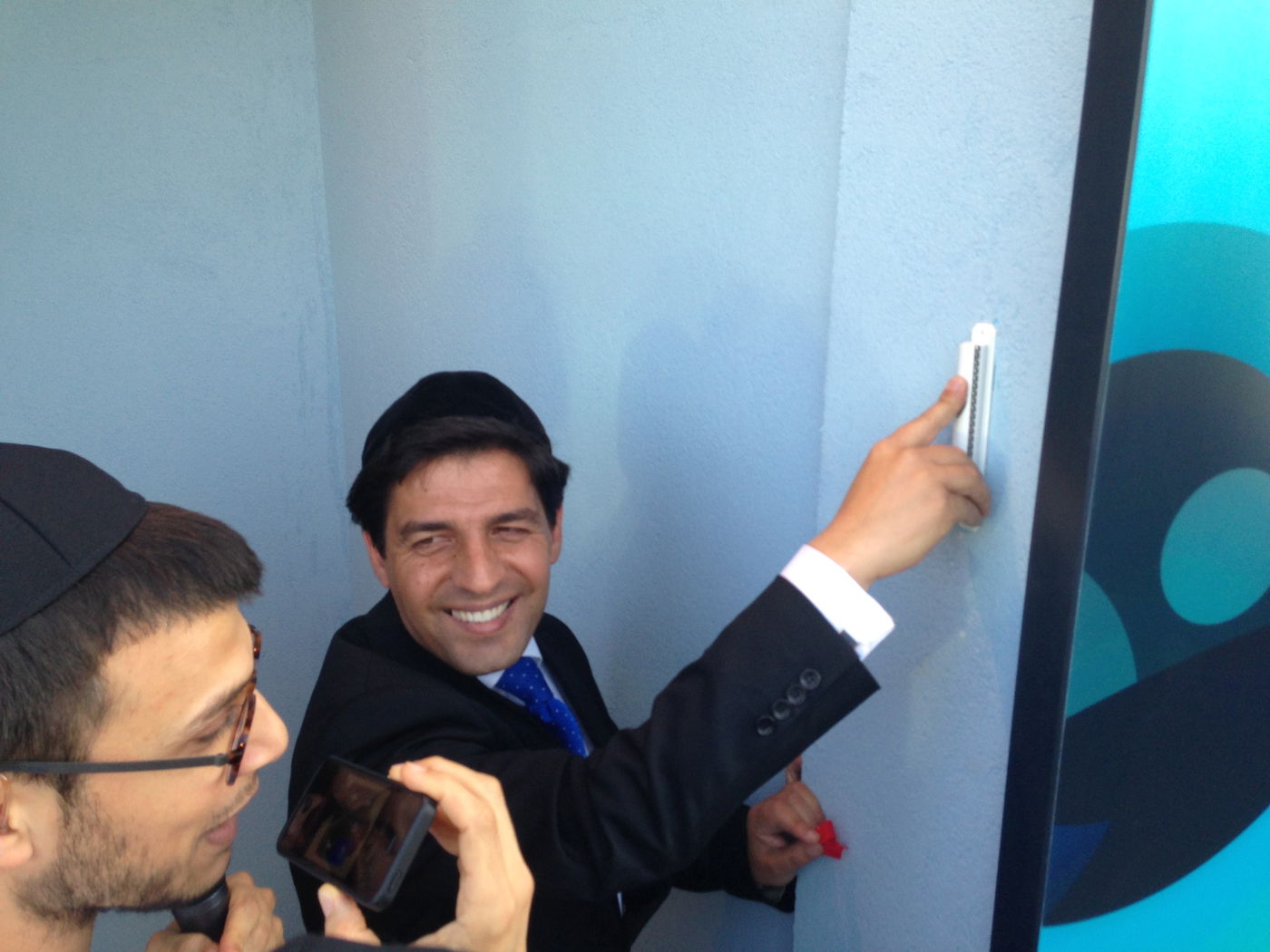 צפו: רב הסלבס קובע מזוזה בבית האח הגדול 5