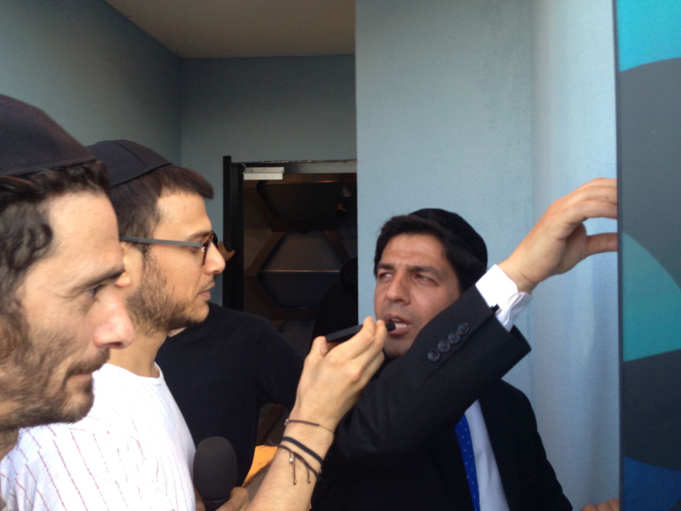 צפו: רב הסלבס קובע מזוזה בבית האח הגדול 5