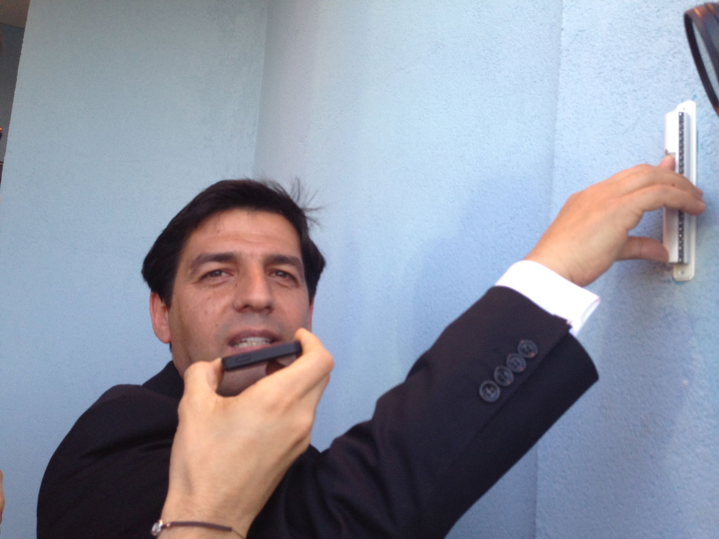 צפו: רב הסלבס קובע מזוזה בבית האח הגדול 5