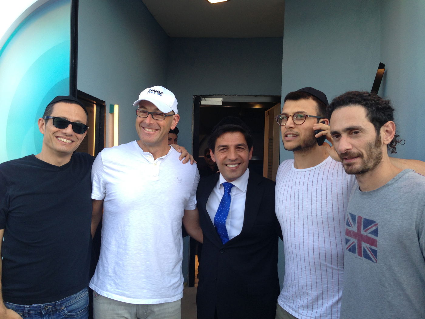 צפו: רב הסלבס קובע מזוזה בבית האח הגדול 5