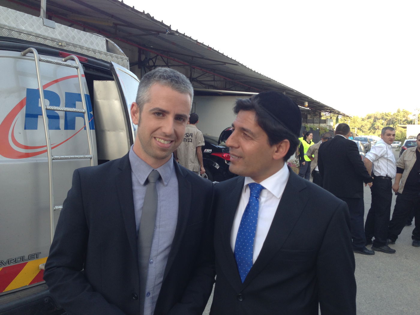 צפו: רב הסלבס קובע מזוזה בבית האח הגדול 5