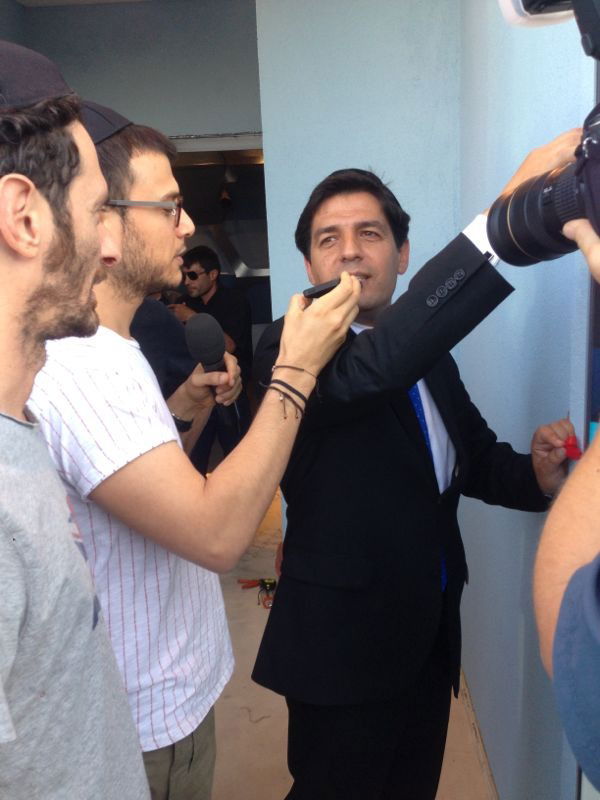 צפו: רב הסלבס קובע מזוזה בבית האח הגדול 5