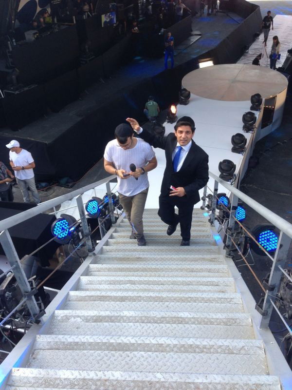 צפו: רב הסלבס קובע מזוזה בבית האח הגדול 5