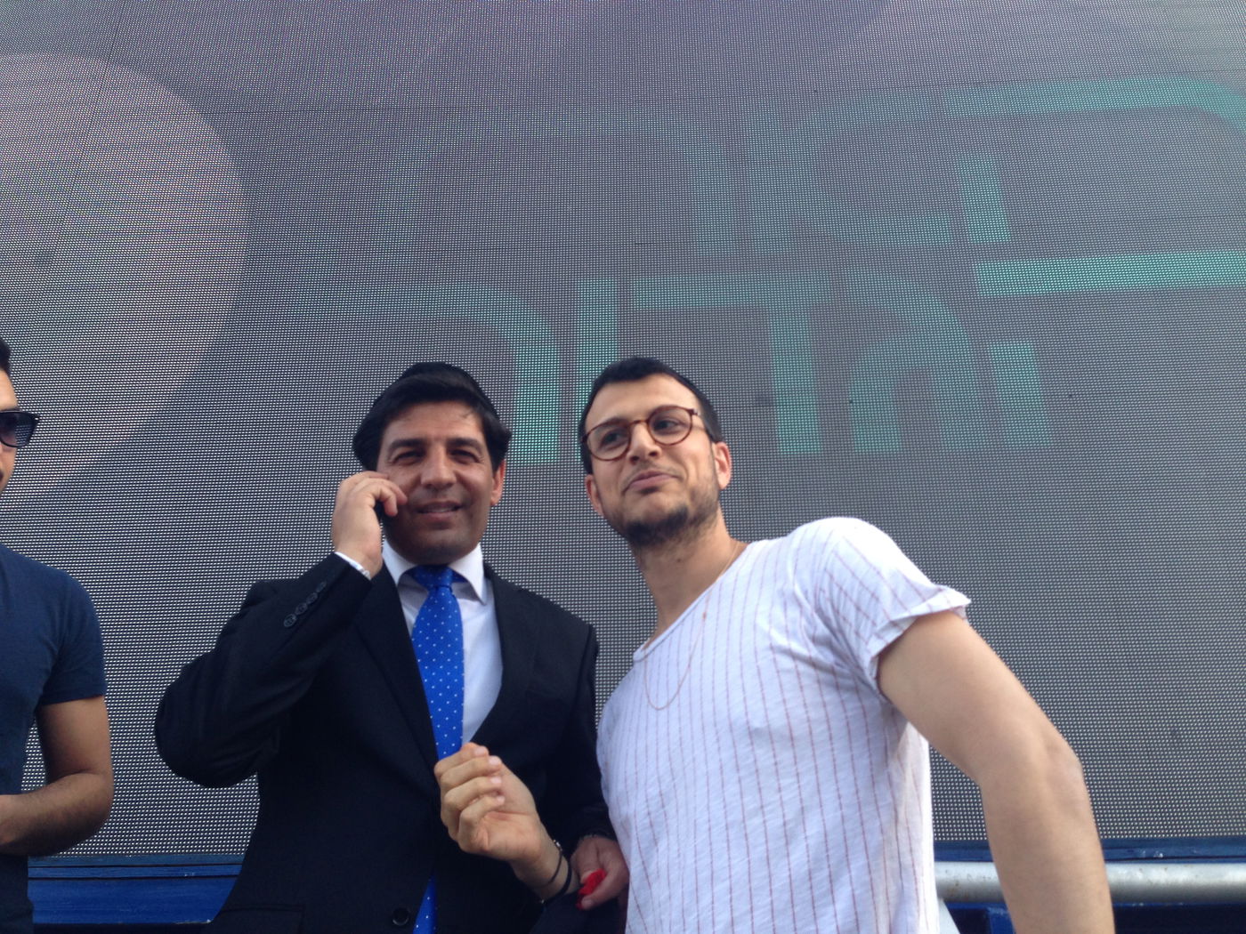 צפו: רב הסלבס קובע מזוזה בבית האח הגדול 5