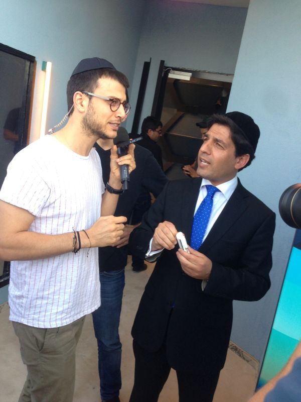 צפו: רב הסלבס קובע מזוזה בבית האח הגדול 5