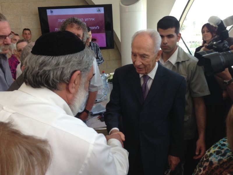 פרס עם נציג הפרטיזנים החרדיים, ר' דוד סרצ'וק