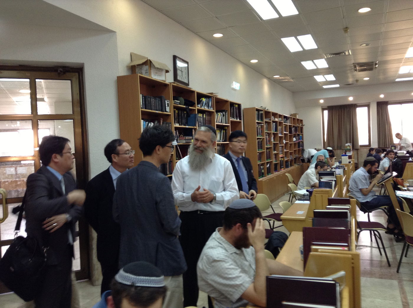 הדרום קוריאנים הגיעו ללמוד מבני הישיבה • תיעוד