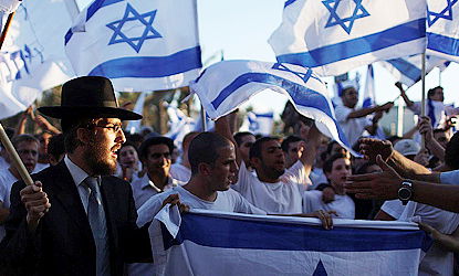 ריקוד הדגלים. תחת פיקוח