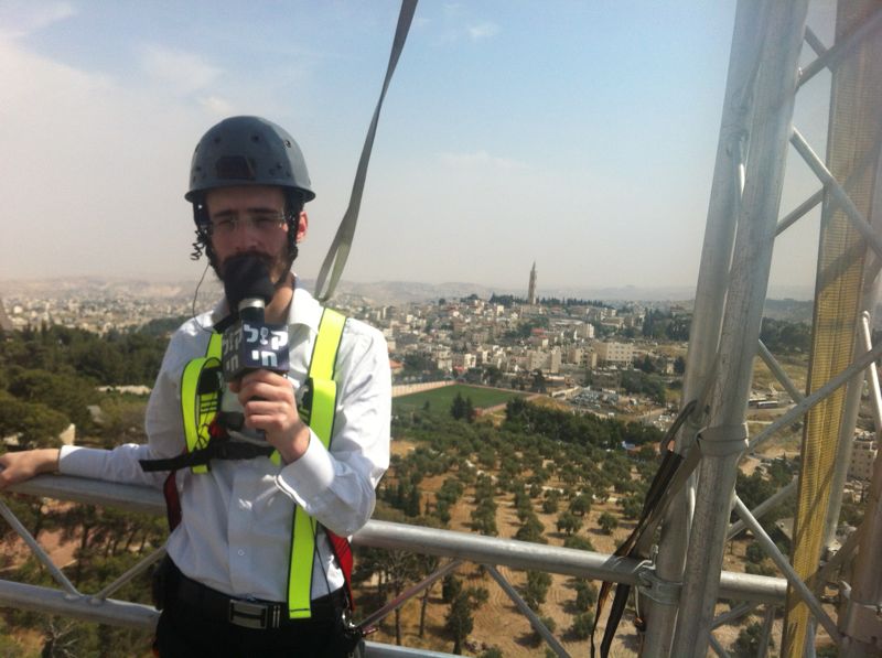 הגימיק של טוקר ליום ירושלים: שידור מעל מנוף גבהים