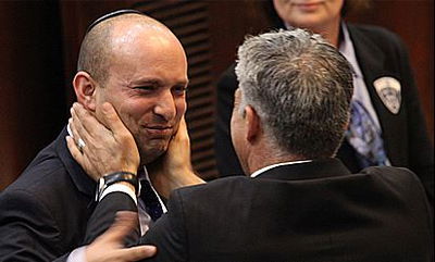 אחד מקצץ, השני מגבה. בנט ולפיד