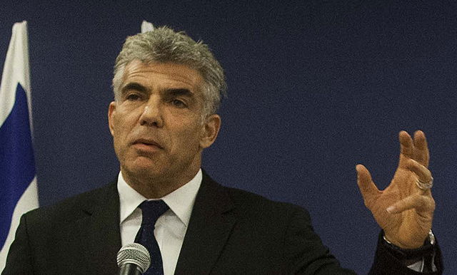 לפיד מסיט האש נד החרדים, אמש