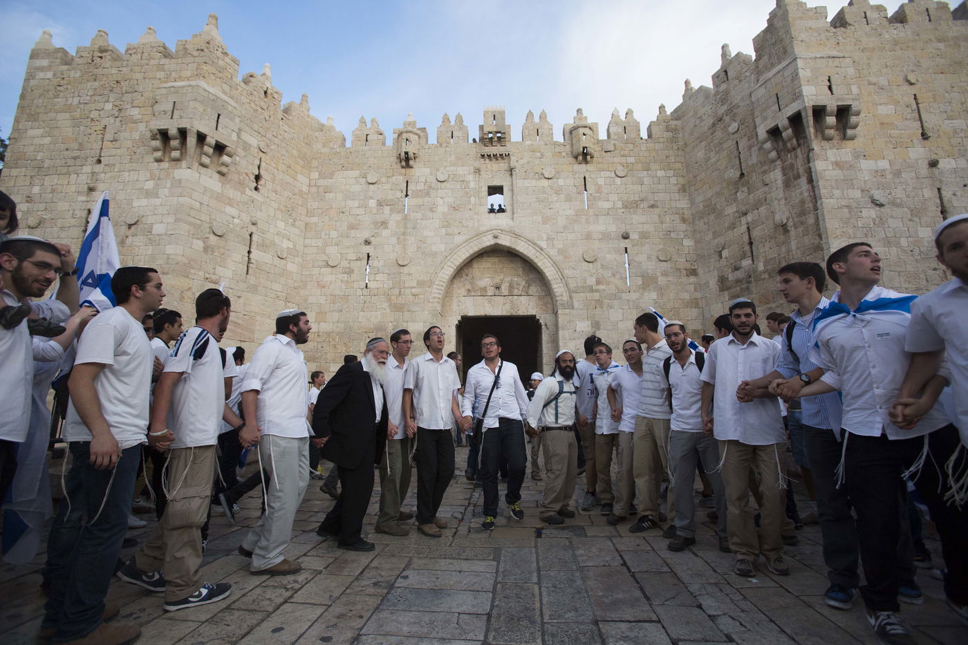 חגיגה שכזו: ריקוד דגלים ביום ירושלים • גלריה