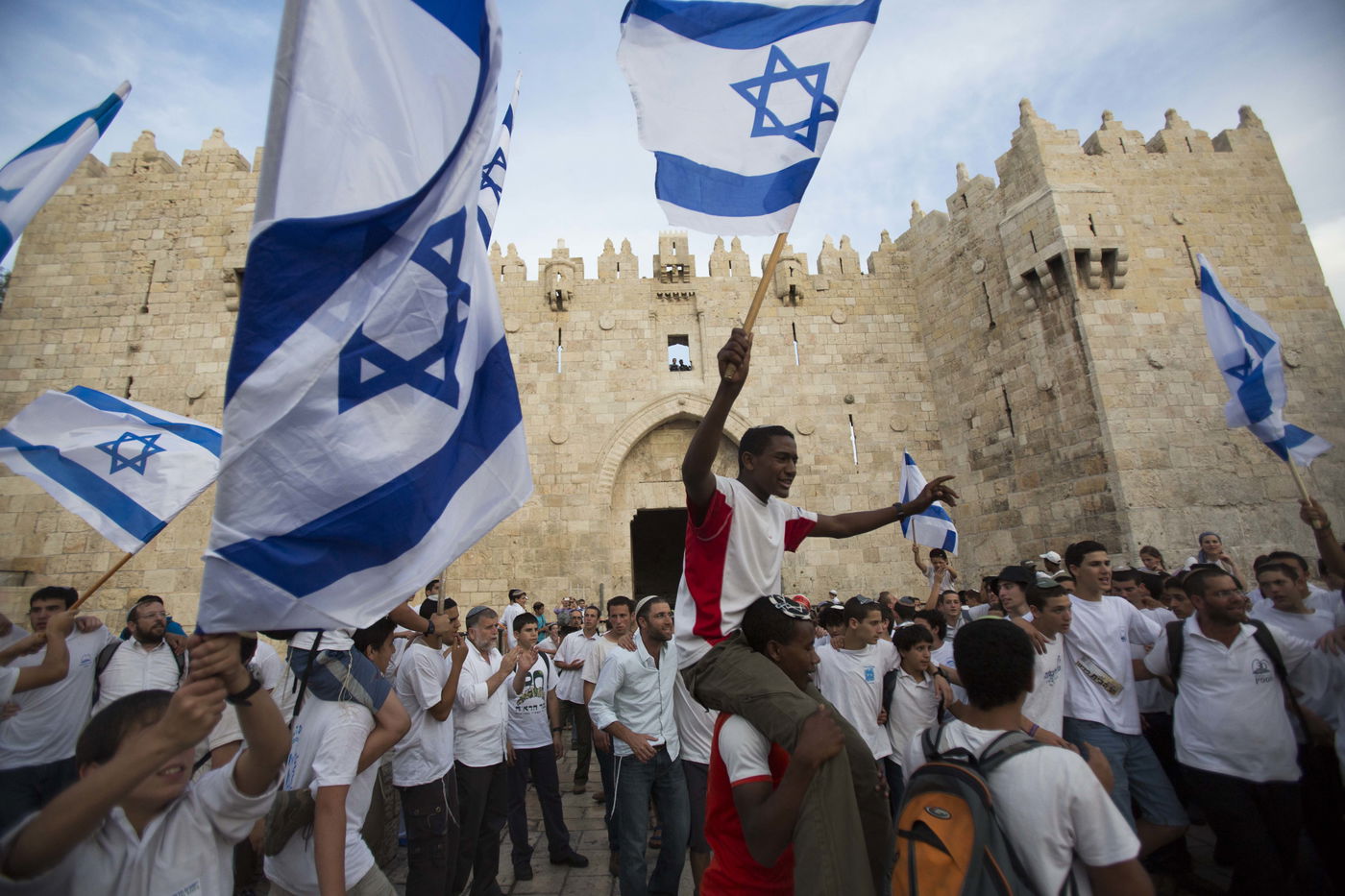 חגיגה שכזו: ריקוד דגלים ביום ירושלים • גלריה
