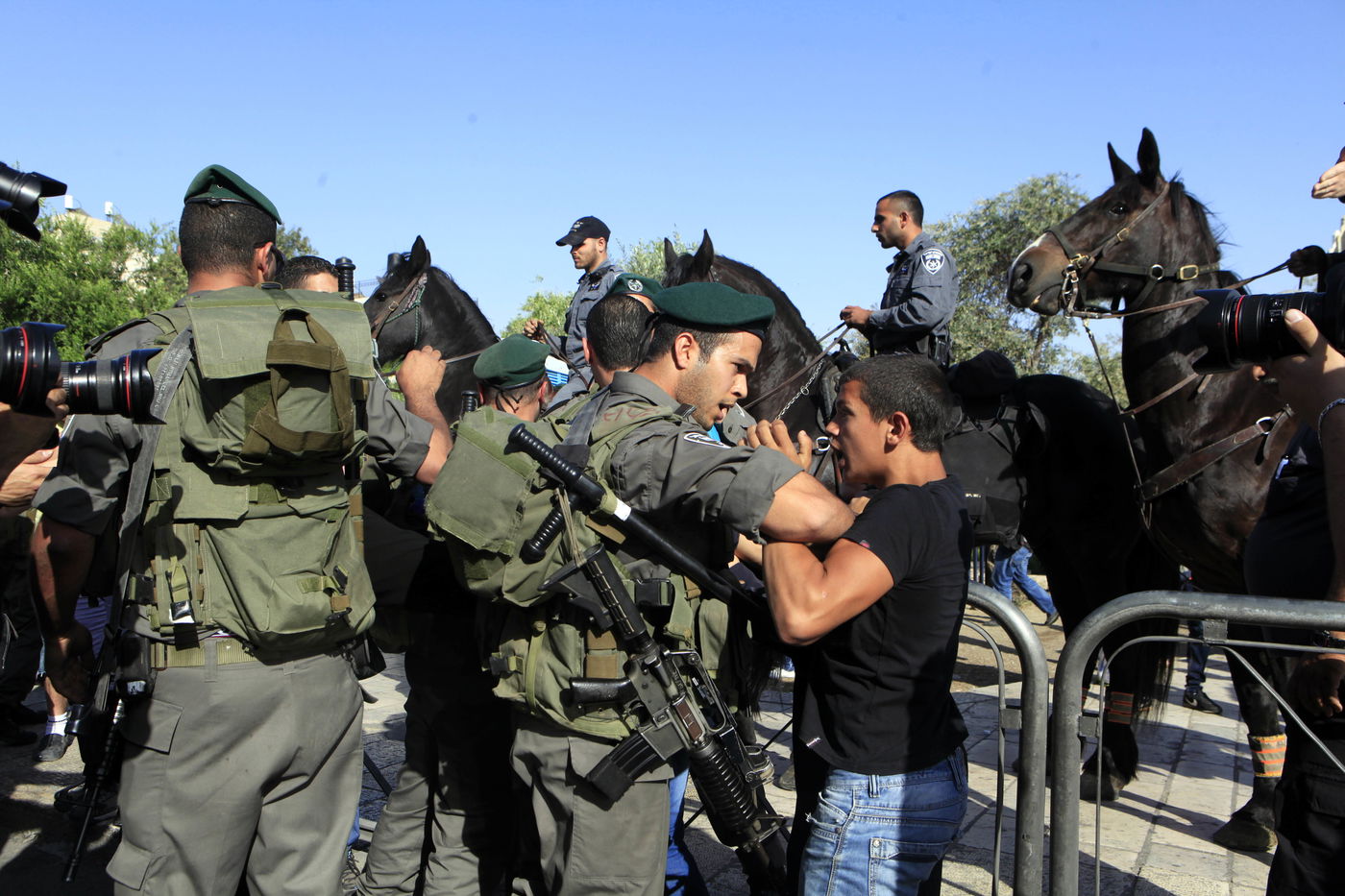 חגיגה שכזו: ריקוד דגלים ביום ירושלים • גלריה