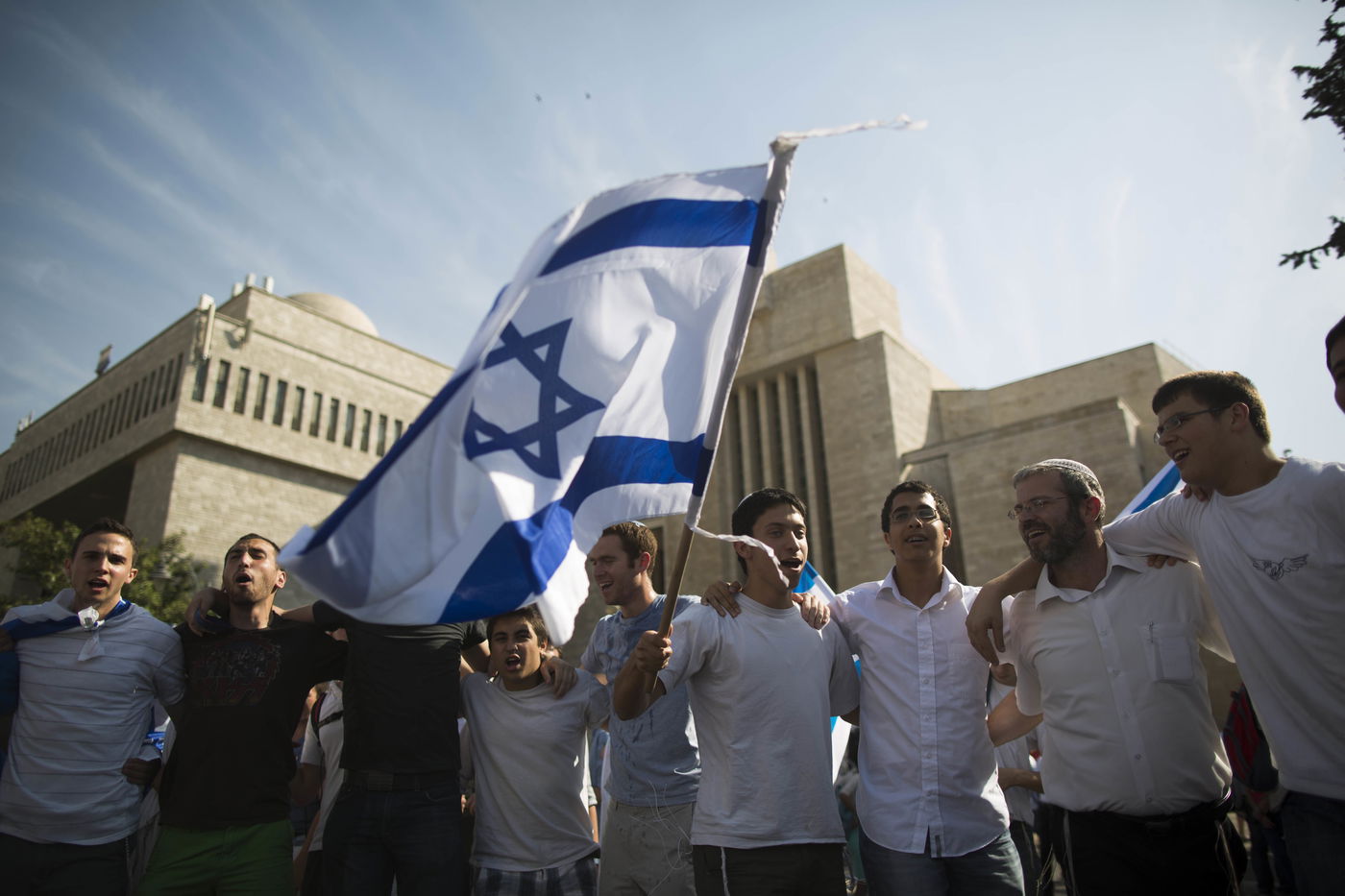 חגיגה שכזו: ריקוד דגלים ביום ירושלים • גלריה