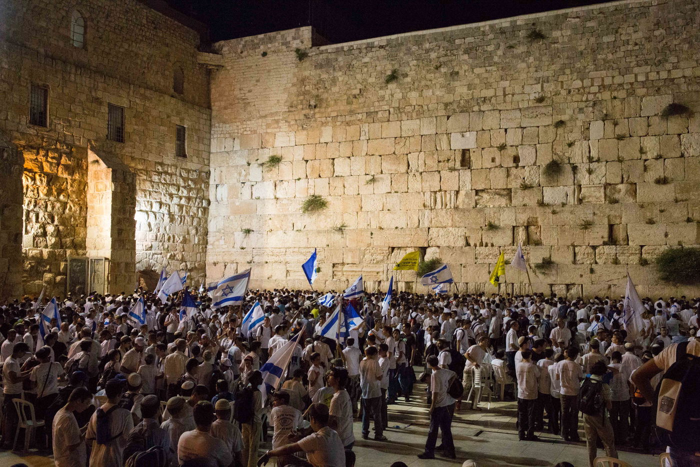 חגיגה שכזו: ריקוד דגלים ביום ירושלים • גלריה
