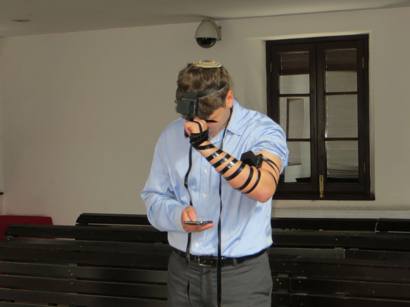 צפו: אבנר נתניהו, בנו של ראש הממשלה, מניח תפילין בסין