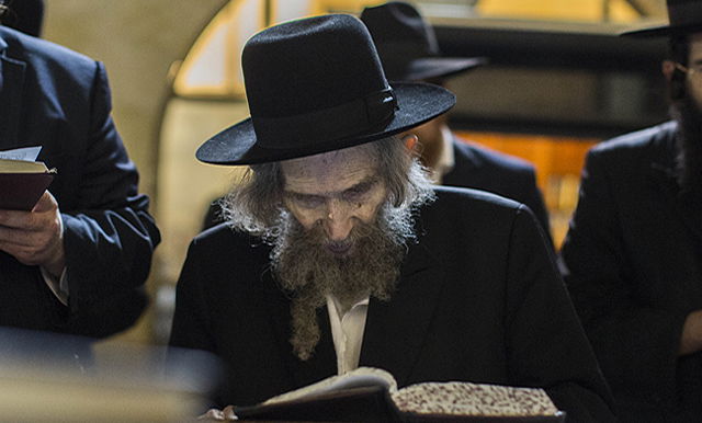 הגראי"ל שטיינמן בתפילה בכותל
